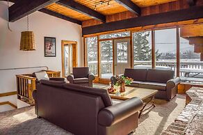 Spacious 8 bdrm Blue Mountain Cottage, Perfect for Large Groups, Priva