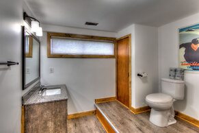 Spacious 8 bdrm Blue Mountain Cottage, Perfect for Large Groups, Priva
