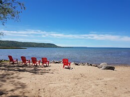 Spacious 8 bdrm Blue Mountain Cottage, Perfect for Large Groups, Priva