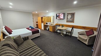 Hilltops Retreat Motor Inn