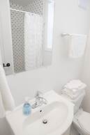 Detached Victorian Style Tiny Home - Long Stays U7