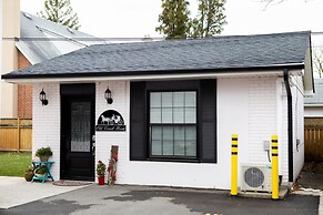 Detached Victorian Style Tiny Home - Long Stays U7