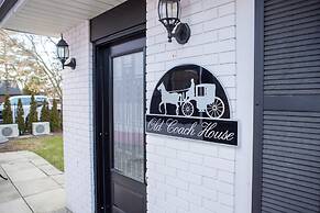 Detached Victorian Style Tiny Home - Long Stays U7