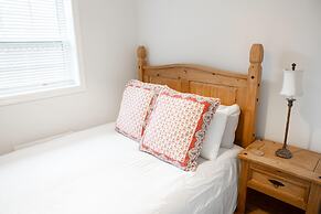Detached Victorian Style Tiny Home - Long Stays U7