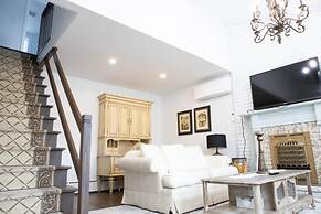 Fully Private 3 Bdrm Suite - The Winchester