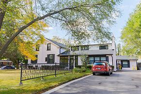 Fully Private 3 Bdrm Suite - The Winchester