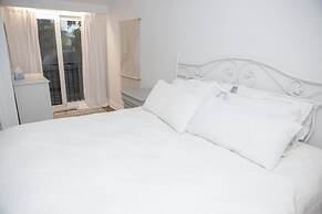 Fully Private 3 Bdrm Suite - The Winchester