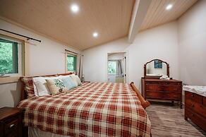 Bright Spacious Chalet on Lake Huron - Private