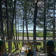 Bright Spacious Chalet on Lake Huron - Private