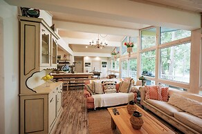 Bright Spacious Chalet on Lake Huron - Private