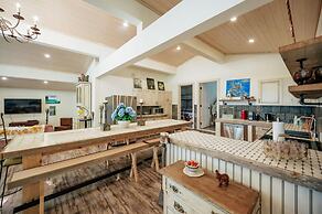 Bright Spacious Chalet on Lake Huron - Private