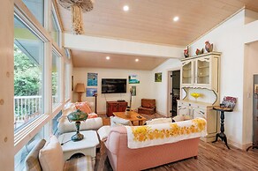 Bright Spacious Chalet on Lake Huron - Private