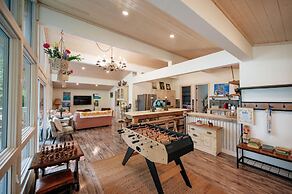 Bright Spacious Chalet on Lake Huron - Private