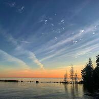Bright Spacious Chalet on Lake Huron - Private