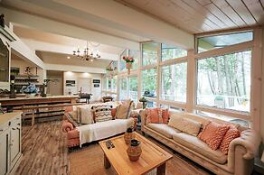 Bright Spacious Chalet on Lake Huron - Private