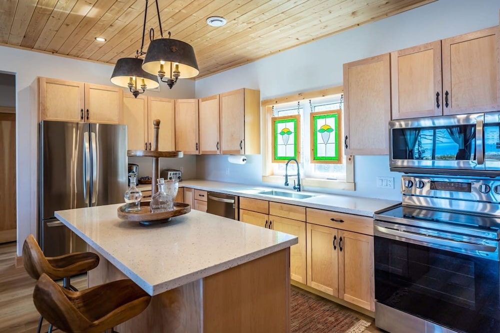 Luxury Lakefront Cottage - The Shining Star