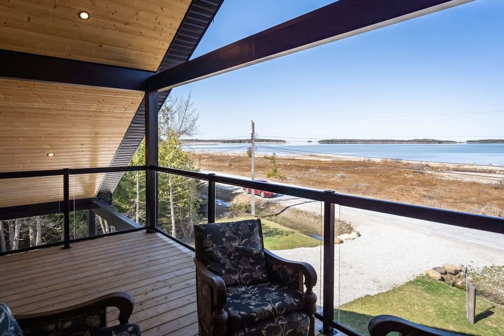 Luxury Lakefront Cottage - The Shining Star
