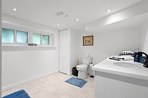 Luxurious Lower Level Apartment Closeto Downtown