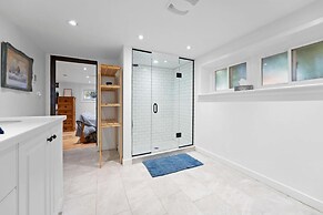 Luxurious Lower Level Apartment Closeto Downtown