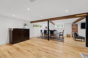 Luxurious Lower Level Apartment Closeto Downtown