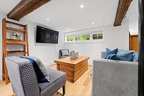Luxurious Lower Level Apartment Closeto Downtown
