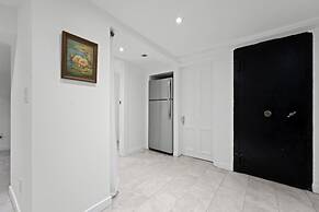Luxurious Lower Level Apartment Closeto Downtown