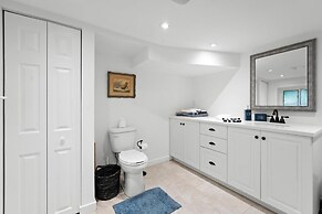 Luxurious Lower Level Apartment Closeto Downtown
