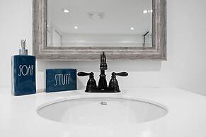 Luxurious Lower Level Apartment Closeto Downtown