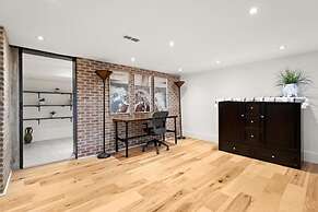 Luxurious Lower Level Apartment Closeto Downtown