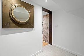 Luxurious Lower Level Apartment Closeto Downtown