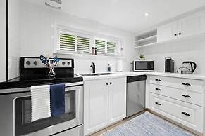 Luxurious Lower Level Apartment Closeto Downtown