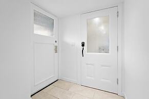 Luxurious Lower Level Apartment Closeto Downtown
