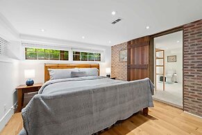 Luxurious Lower Level Apartment Closeto Downtown