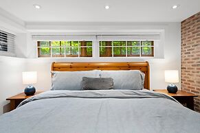 Luxurious Lower Level Apartment Closeto Downtown