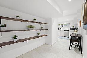 Luxurious Lower Level Apartment Closeto Downtown