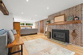 Luxurious Lower Level Apartment Closeto Downtown