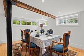 Luxurious Lower Level Apartment Closeto Downtown