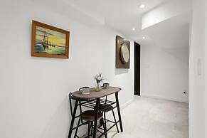 Luxurious Lower Level Apartment Closeto Downtown