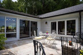 Retro Spacious Cottage - Somewhere in Time