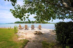 Retro Spacious Cottage - Somewhere in Time