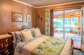 Retro Spacious Cottage - Somewhere in Time