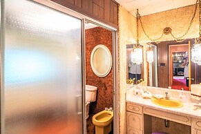 Retro Spacious Cottage - Somewhere in Time
