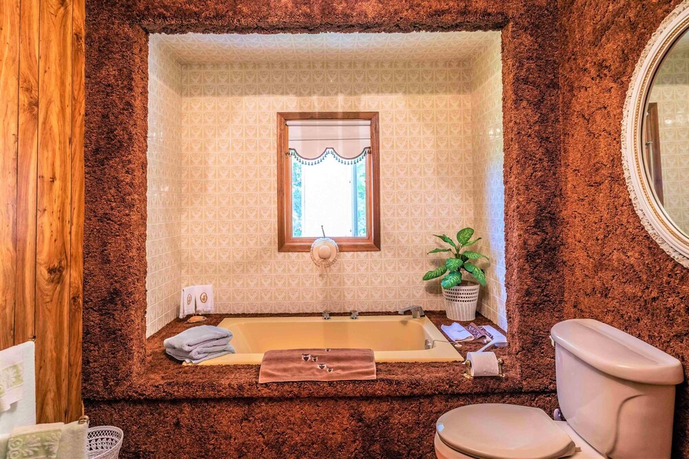 Retro Spacious Cottage - Somewhere in Time