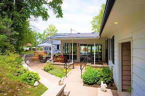 Retro Spacious Cottage - Somewhere in Time