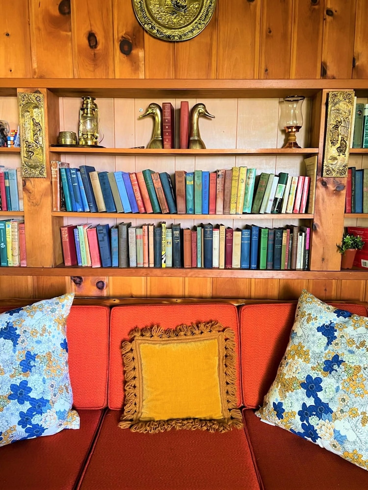 Retro Spacious Cottage - Somewhere in Time
