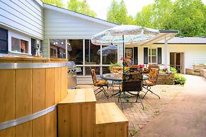 Retro Spacious Cottage - Somewhere in Time
