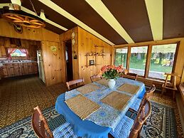Retro Spacious Cottage - Somewhere in Time