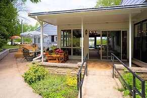 Retro Spacious Cottage - Somewhere in Time