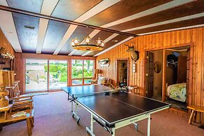 Retro Spacious Cottage - Somewhere in Time