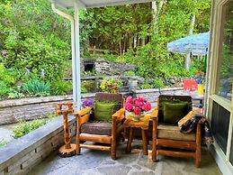 Retro Spacious Cottage - Somewhere in Time